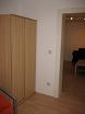 Blick auf den großen Kleiderschrank